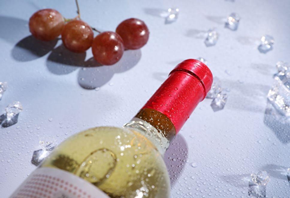 云仓酒庄的品牌雷盛红酒分享为什么香槟瓶塞像个“蘑菇”？