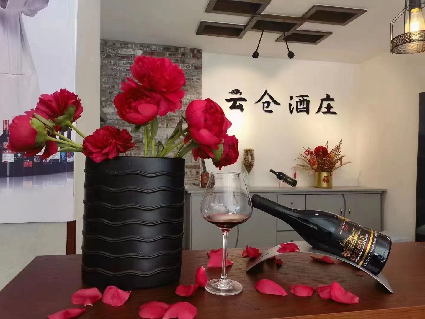 一桌豪华酒席,一款雷盛红酒就够了